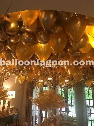 Elegant Thanksgiving balloon arrangement featuring luxurious gold and bronze balloons, custom holiday decor by Beverly Hills balloon expert Balloon Lagoon